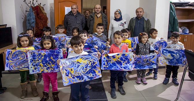 Hakkari'de Minik Öğrenciler Ebru Sanatı Öğreniyor