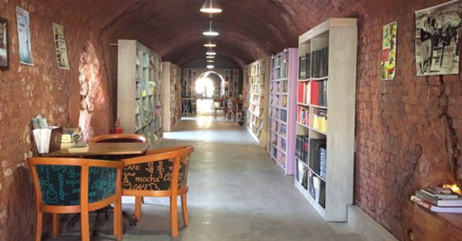 Çöpten topladıkları kitaplarla kütüphane kurdular