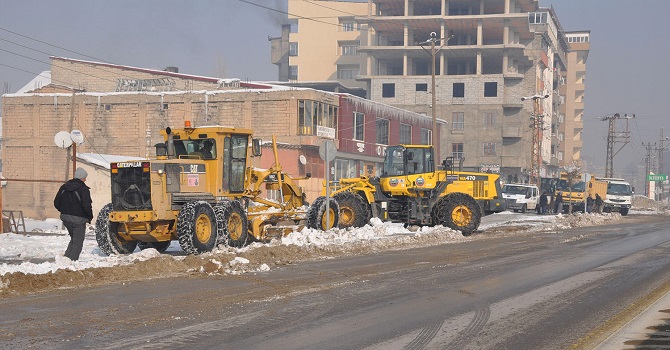 Yüksekova'da kaldırımlar kardan temizleniyor!