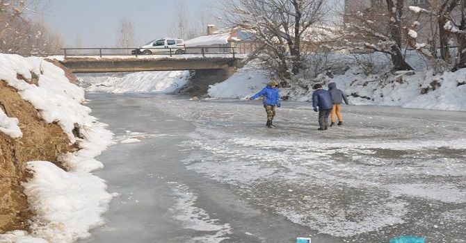 Dere Çocukların Kayak Pisti Oldu