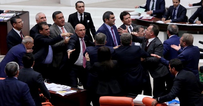 Vekillerin sözlü tartışması arbedeye dönüştü