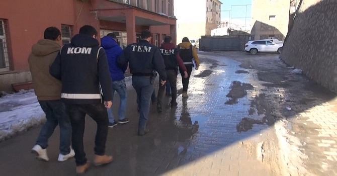 Hakkari'de 3'ü askeri personel 7 kişi gözaltına alındı