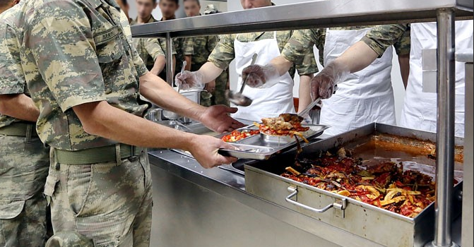 Bakan skandalı açıkladı: Askere at eti yedirmişler