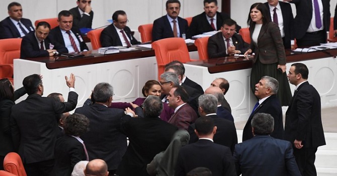 AK Partili Kadın milletvekili, HDP milletvekilin üzerine yürüdü