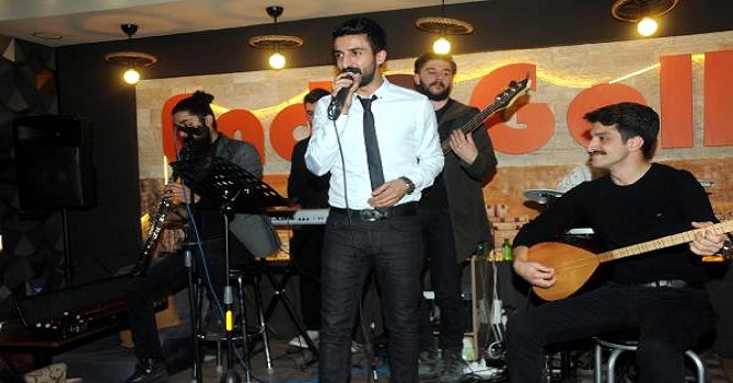 Üniversiteli Gençler, Hakkarili yoksul aile için sahneye çıktı