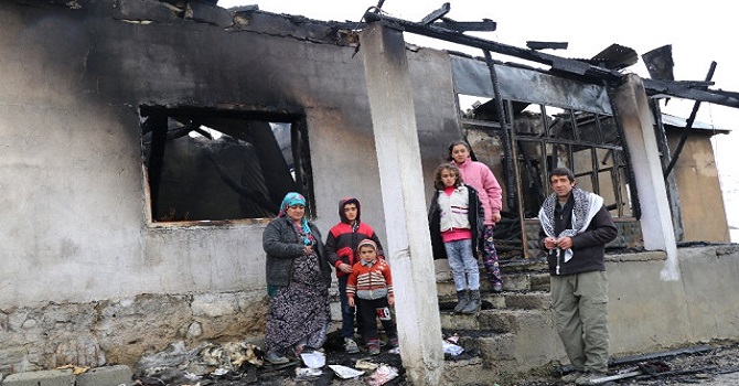 Yüksekova'da Sobadan Çıkan Yangın Evi Kül Etti...Geylani ailesi yardım eli bekliyor