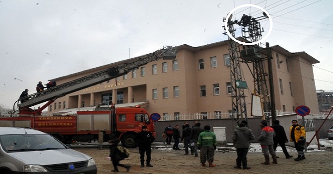 Yüksekova'da Elektrik Direğine Çıkan Engelli Şahıs İntihar Girişiminde Bulundu
