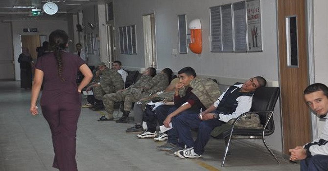 70 asker yedikleri yemekten zehirlendi