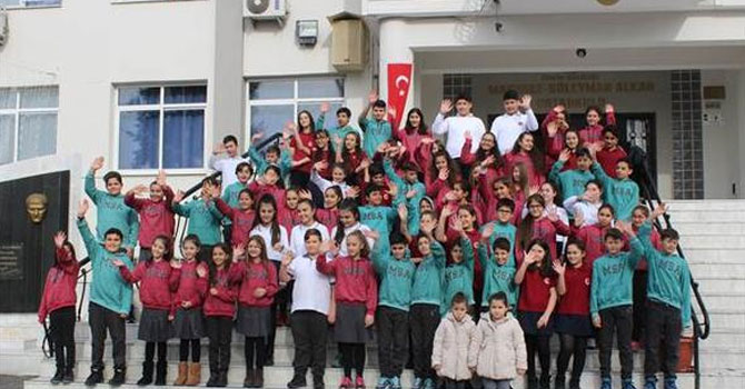 Bu okulda 33 ikiz, bir üçüz öğrenci var