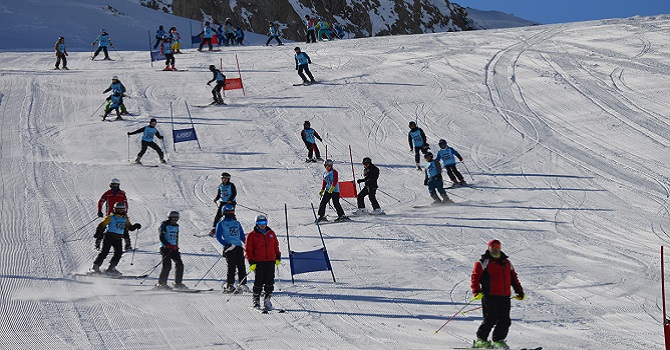 Hakkari’de okullar arası kayak yarışması düzenlendi