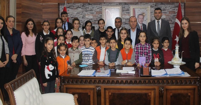 Yüksekova'da Öğrenciler Kaymakam Kaşıkçı'yı ziyaret etti