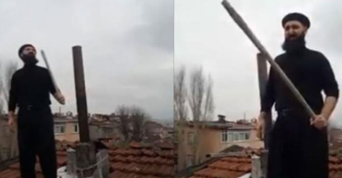 Çatıda 'Noel Baba'yı bekleyen adam