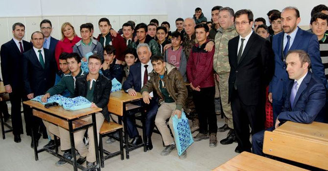 Hakkari'de üniversite adaylarına kitap desteği