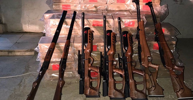 Şemdinli'de av tüfekleri ve kaçak sigara ele geçirildi