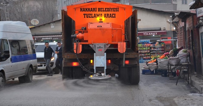 Hakkari Belediyesi ilk defa tuz serpme aracını hizmete sundu