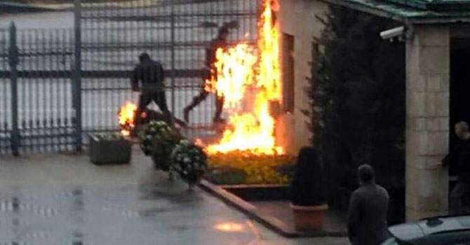 TBMM önünde üzerine benzin döküp kendini yaktı