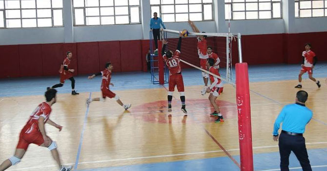 Hakkarili genç voleybolcular rakiplerini 3 - 0 ile geçti