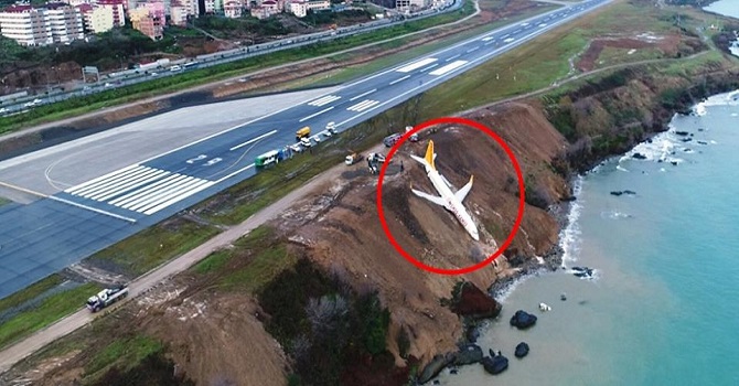 Trabzon'da yolcu uçağı pistten çıktı