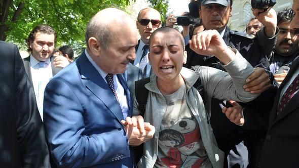 AKP'li bakan eline para tutuşturduğunda yanıtı "Siz çaresizliği hiç tatmamışsınız" olmuştu... Dilek'ten acı haber geldi