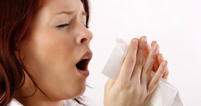 Hapşırığını tutmaya çalışınca boğazı yırtıldı