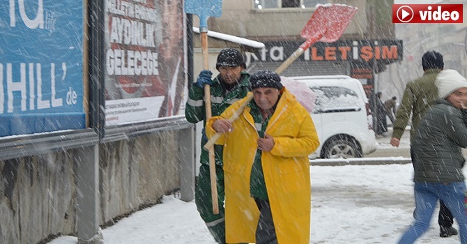 Hakkari’de 15 köy, 42 mezra yolu ulaşıma kapandı