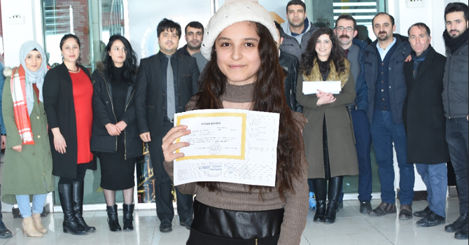 Gazeteci Dalmaz'ın kızı Van'da okul birincisi oldu