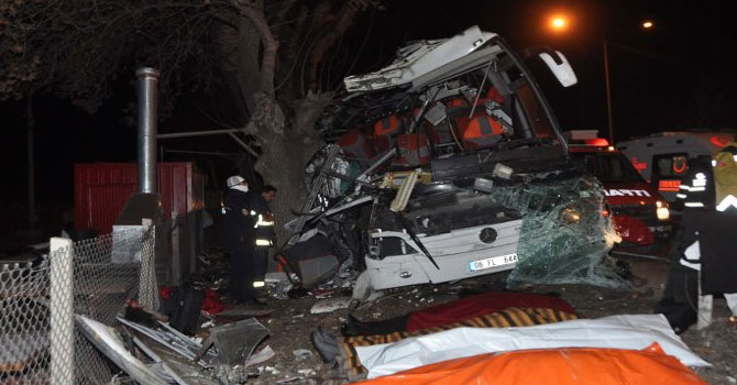 Eskişehir'de katliam gibi kaza: 13 ölü, 42 yaralı