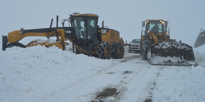 Hakkari'de 6 köy, 26 mezra yolu ulaşıma kapandı