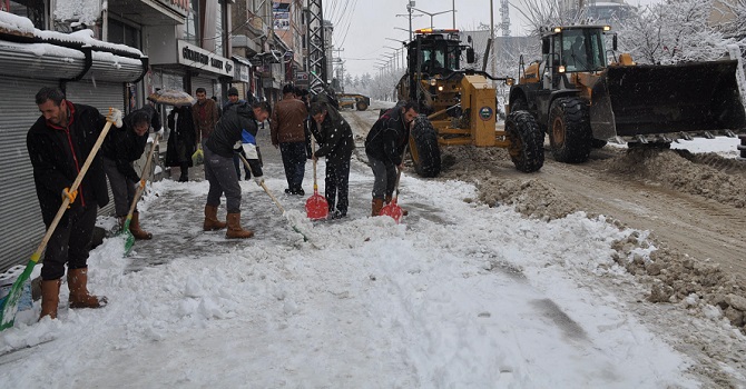 Yüksekova'da karla mücadele çalışması başlatıldı