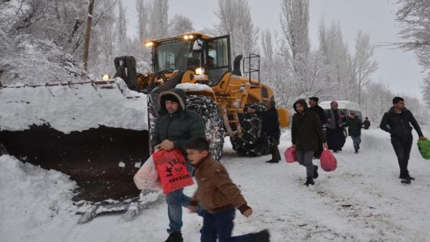 Yüksekova'da kar nedeniyle mahsur kalan 12 Kişi kurtarıldı