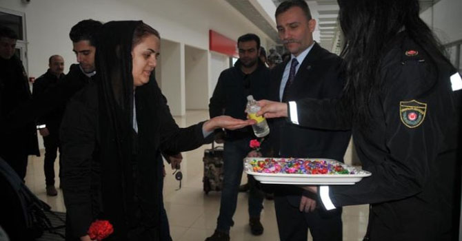 Hakkari'de Gümrük Personeli, Sınır Kapısından Geçenlere Karanfil Dağıttı
