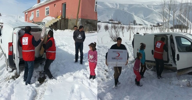 Kızılaydan Evi Yanan Yüksekovalı Aileye Yardım