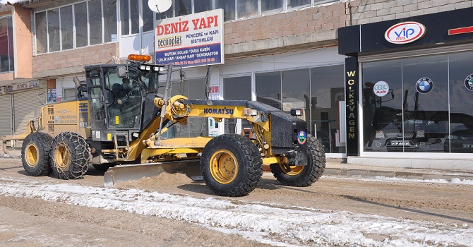 Yüksekova’da kar temizleme çalışması devam ediyor