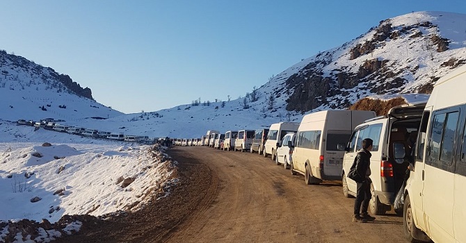 Çukurca Üzümlü sınır kapısında araç kuyruğu