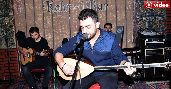 Şarkıları ile Ahmet Kaya'yı şiirleri ile Yusuf Hayaloğlu'nu hatırlatıyor