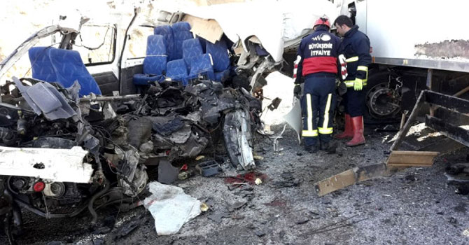 Hakkari -Van yolunda feci kaza: 8 kişi öldü