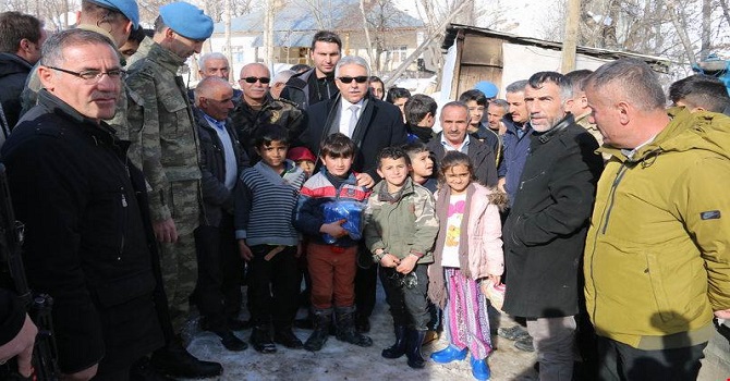 Vali Toprak Geçitli köyünü ziyaret etti
