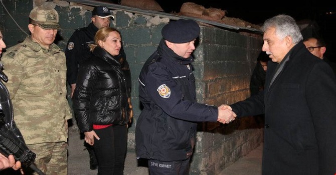 Vali Toprak, Çukurca'da askeri üs bölgelerini ziyaret etti