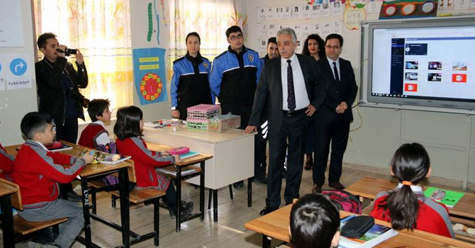 Vali Toprak 23 Nisan İlk ve Ortaokulu’nu ziyaret etti