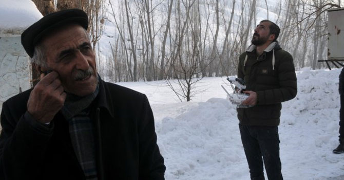 Yüksekova'da telefon çekmeyince çareyi dronede buldular