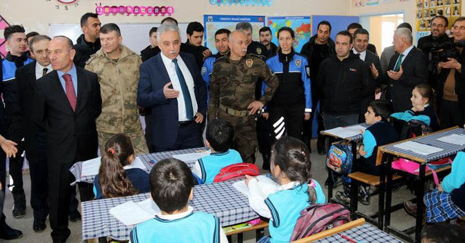 Yüksekova'da kütüphane açılışı