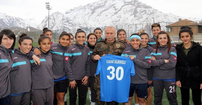 Hakkari'de kadın sporculara malzeme desteği