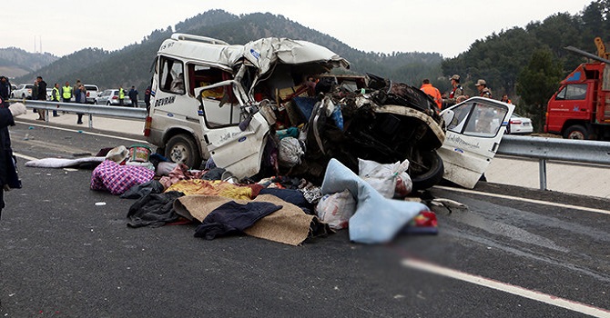 Minibüs kamyona çarptı: En az 8 ölü var