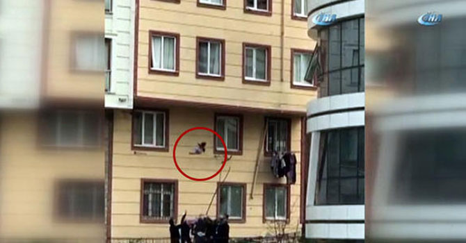 Camdan düşen çocuğu havada yakaladılar!
