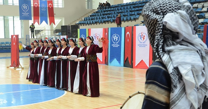 Hakkari’de kulüpler arası halk oyunları yarışması
