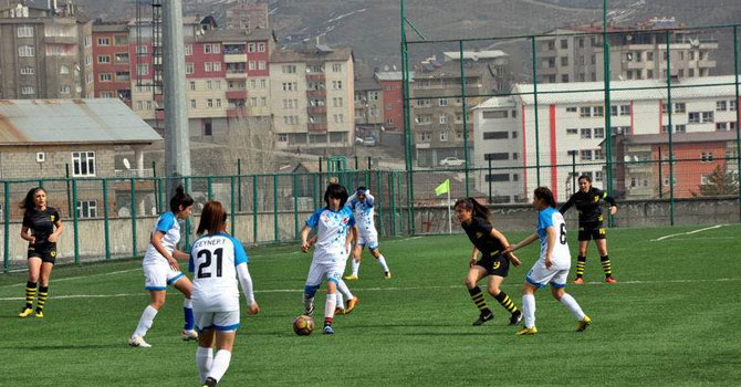Hakkarigücü-Sivas Gazi Lisesini 5 -1 yendi
