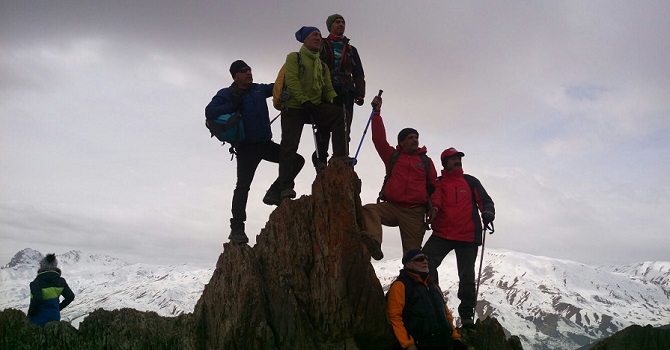 Hakkarili dağcılar 2 bin 400 rakımlı Vatan Dağı'na tırmandı