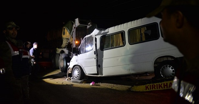 Tarım işçilerini taşıyan minibüs, askeri TIR'a çarptı: 3 ölü, 10 yaralı