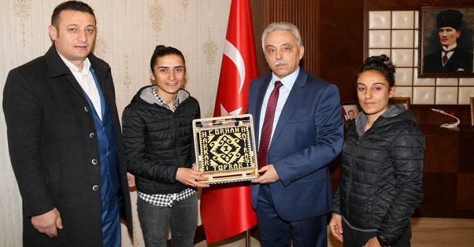 Hakkarigücü spor kulübü'den Vali Toprak'a ziyaret!