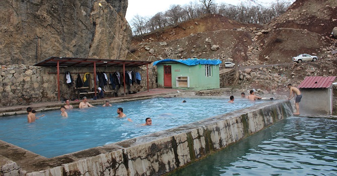 Kato Dağı eteklerindeki kaplıcada sağlık arıyorlar